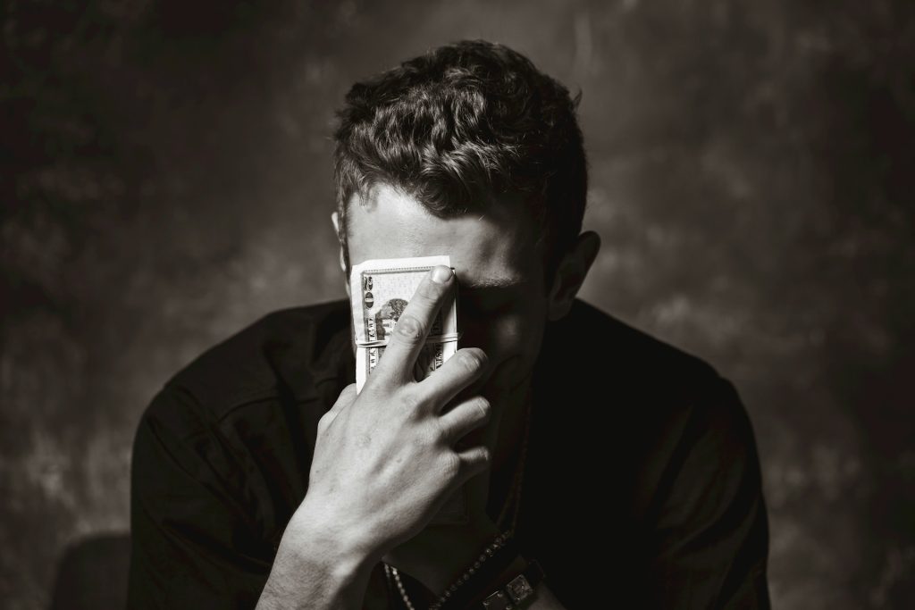 Balancing a Full-Time Job and a Side Hustle Without Burning Out 1 travis essinger cjeThQtJpaw unsplash